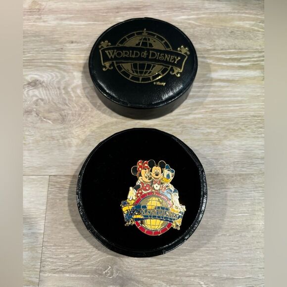 World of Disney Collectible Cloisonné Pin with Box - Picture 1 of 3